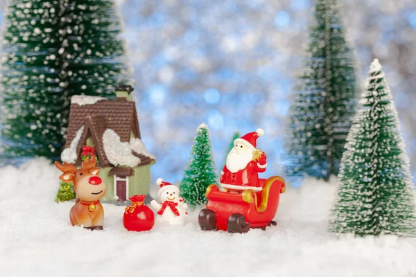 Natal cartão de saudação, Papai Noel, boneco de neve e renas com presentes no trenó, conceito — Fotografia de Stock