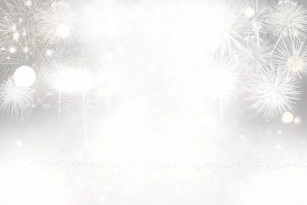 Gümüş sarısı havai fişekler ve yeni yıl arifesinde Bokeh, kopyalama alanı. Soyut arkaplan tatili