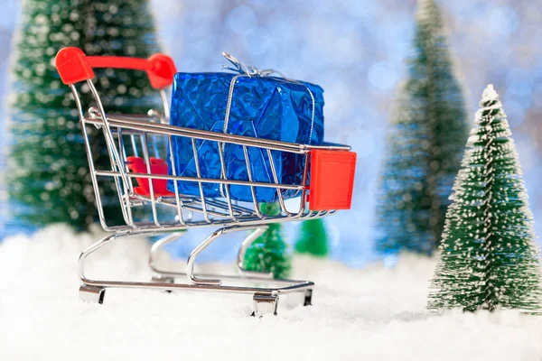 お正月やクリスマスのお土産や雪の上のギフトボックス付きスーパーマーケットバスケット — ストック写真