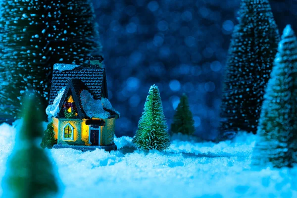 Jouet petite maison dans les bois la nuit, conte de Noël — Photo