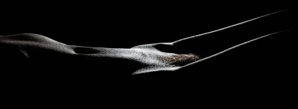 Kadın kalçalarının ve karnının zarif kıvrımları, siyah arka plan, pankart — Stok fotoğraf