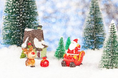 Mutlu Noeller tebrik kartı, Noel Baba ve karda kızak, oyuncaklar.