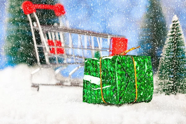 お正月やクリスマスのお土産や雪の上のギフトボックス付きスーパーマーケットバスケット — ストック写真