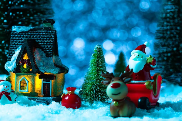 Neujahrs- und Weihnachtsgrußkarte, Weihnachtsmann und Rentier mit Geschenken auf Schlitten, Konzept — Stockfoto