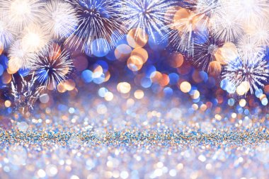 Renkli bulanık arkaplanda beyaz havai fişekler, konsept