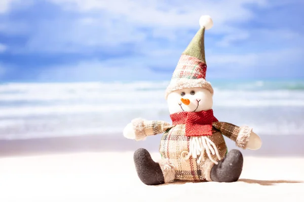 Año nuevo en la playa. muñeco de nieve de Navidad en la playa en el fondo del océano, espacio de copia — Foto de Stock