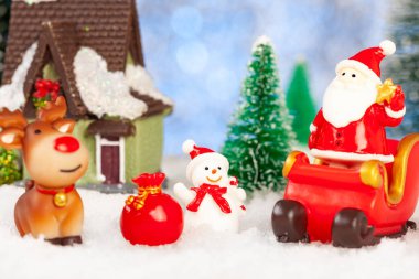 Yeni yıl ve Noel tebrik kartı, Noel Baba ve kızakta hediyeleri olan ren geyiği, konsept