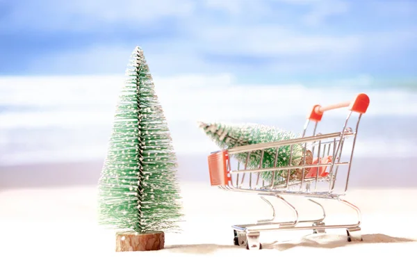 Carro de supermercado con árbol de navidad en la playa, espacio para copiar, concepto — Foto de Stock