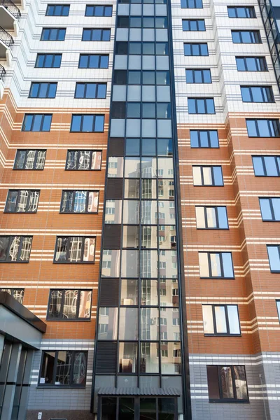 Modern multi-appartement woongebouw met meerdere verdiepingen en appartementen, uitzicht op de bodem — Stockfoto