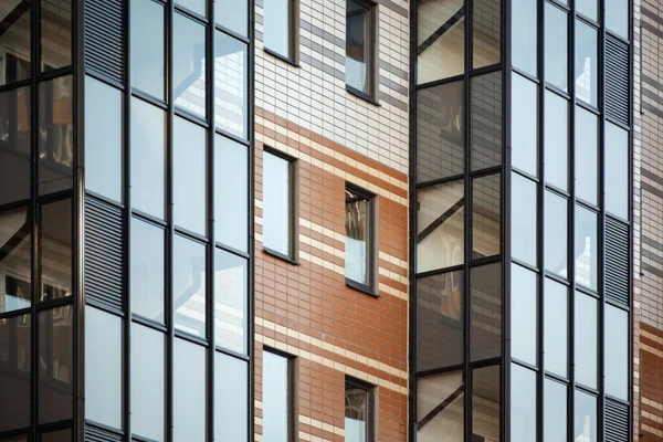 Beglazing van balkons, modern design, bouw van appartementen met meerdere appartementen — Stockfoto
