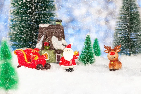 Mutlu Noeller tebrik kartı, Noel Baba ve karda kızak, oyuncaklar.