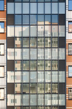 Modern apartmanların camlı balkonları ve loggiaları.