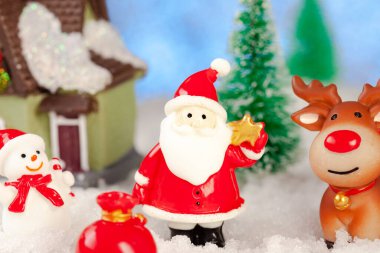 Yeni yıl ve Noel tebrik kartı, Noel Baba ve kızakta hediyeleri olan ren geyiği, konsept