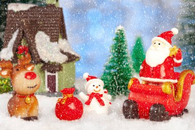 Yeni yıl ve Noel tebrik kartı, Noel Baba ve kızakta hediyeleri olan ren geyiği, konsept