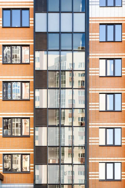 Inglasade balkonger och loggier i moderna flerfamiljshus — Stockfoto