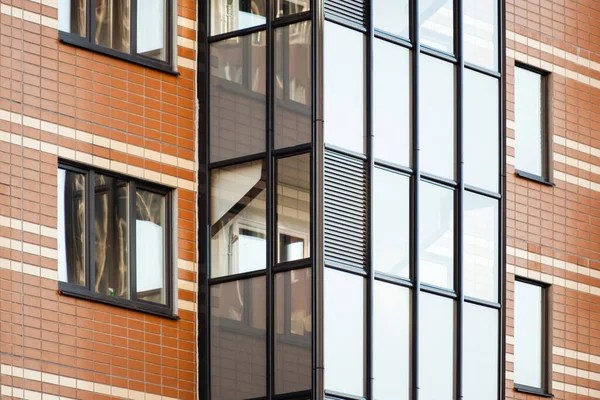 Остекление балконов, современный дизайн, строительство многоквартирных квартир — стоковое фото
