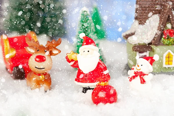 Weihnachtsgrußkarte, Weihnachtsmann, Schneemann und Rentier mit Geschenken auf Schlitten, Konzept — Stockfoto