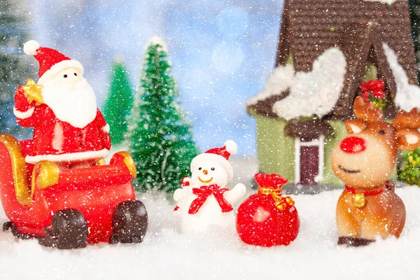 Weihnachtsgrußkarte, Weihnachtsmann, Schneemann und Rentier mit Geschenken auf Schlitten, Konzept — Stockfoto