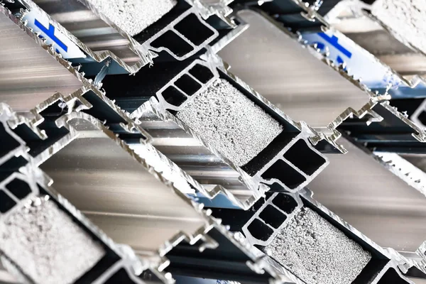 Stålfabrikens lager visade aluminiumprofil för fönster, dörr, badrumsbox — Stockfoto