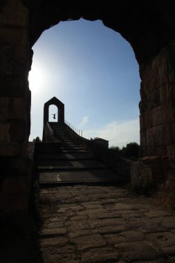 Köprüden atlayan bir kadının silüeti.