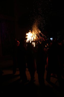 Correfoc partileri, tipik havai fişekler ve kasabalardaki ışıklar.