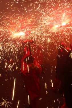 Correfoc partileri, tipik havai fişekler ve kasabalardaki ışıklar.