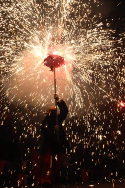 Correfoc partileri, tipik havai fişekler ve kasabalardaki ışıklar.