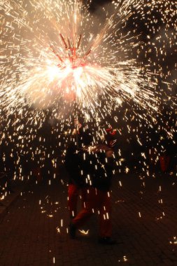 Correfoc partileri, tipik havai fişekler ve kasabalardaki ışıklar.