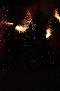 Correfoc partileri, tipik havai fişekler ve kasabalardaki ışıklar.