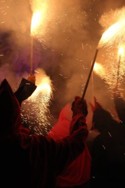 Correfoc partileri, tipik havai fişekler ve kasabalardaki ışıklar.