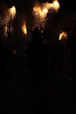 Correfoc partileri, tipik havai fişekler ve kasabalardaki ışıklar.