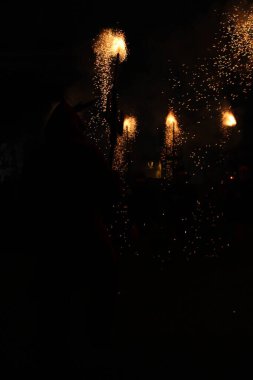 Correfoc partileri, tipik havai fişekler ve kasabalardaki ışıklar.
