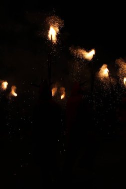 Correfoc partileri, tipik havai fişekler ve kasabalardaki ışıklar.