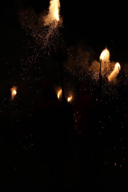 Correfoc partileri, tipik havai fişekler ve kasabalardaki ışıklar.
