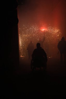 Correfoc partileri, tipik havai fişekler ve kasabalardaki ışıklar.
