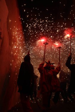 Correfoc partileri, tipik havai fişekler ve kasabalardaki ışıklar.