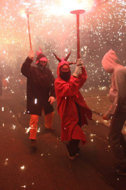 Correfoc partileri, tipik havai fişekler ve kasabalardaki ışıklar.