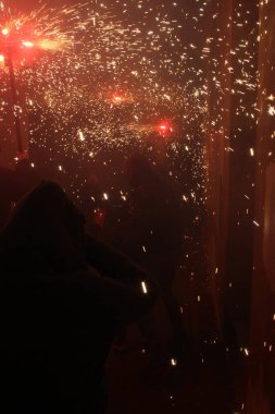 Correfoc partileri, tipik havai fişekler ve kasabalardaki ışıklar.