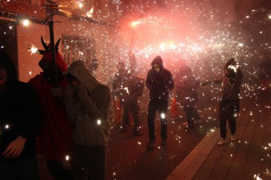 Correfoc partileri, tipik havai fişekler ve kasabalardaki ışıklar.