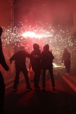 Correfoc partileri, tipik havai fişekler ve kasabalardaki ışıklar.