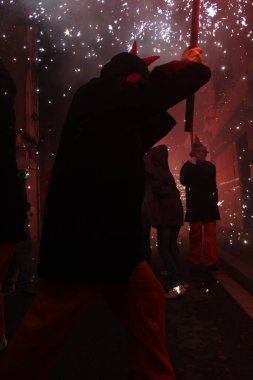 Correfoc partileri, tipik havai fişekler ve kasabalardaki ışıklar.