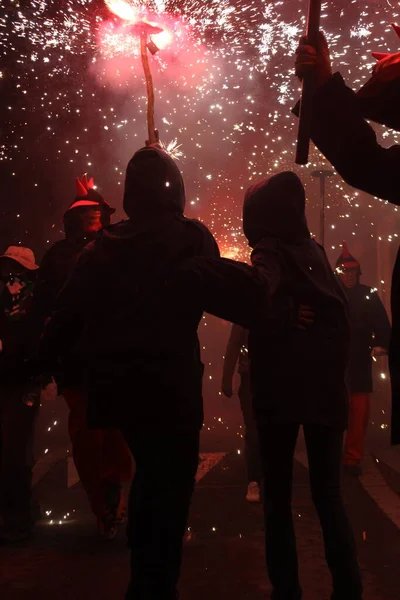 Correfoc partileri, tipik havai fişekler ve kasabalardaki ışıklar.