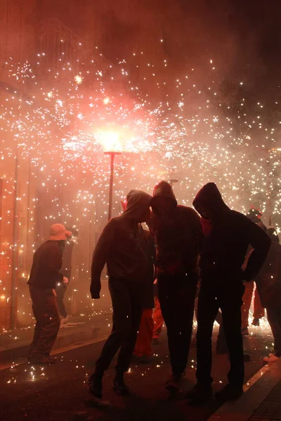 Correfoc partileri, tipik havai fişekler ve kasabalardaki ışıklar.