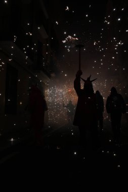 Correfoc partileri, tipik havai fişekler ve kasabalardaki ışıklar.