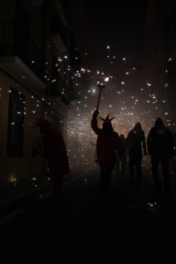 Correfoc partileri, tipik havai fişekler ve kasabalardaki ışıklar.
