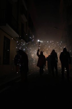Correfoc partileri, tipik havai fişekler ve kasabalardaki ışıklar.