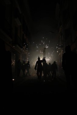 Correfoc partileri, tipik havai fişekler ve kasabalardaki ışıklar.