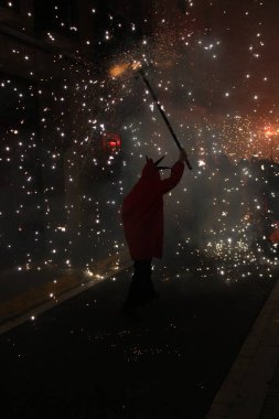 Correfoc partileri, tipik havai fişekler ve kasabalardaki ışıklar.