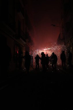 Correfoc partileri, tipik havai fişekler ve kasabalardaki ışıklar.