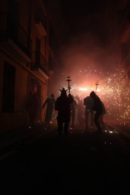 Correfoc partileri, tipik havai fişekler ve kasabalardaki ışıklar.